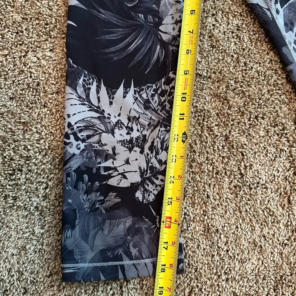 North Face women’s size S black, & white patterned leggings, flash dry, EUC - Picture 9 of 11